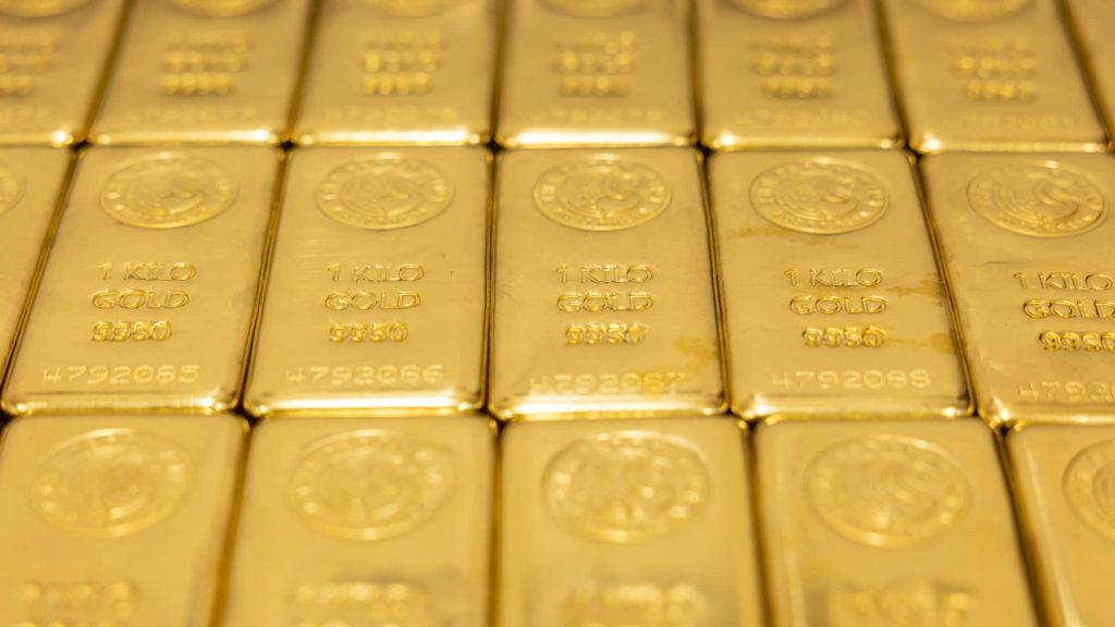 Gold prices drop as the dollar strengthens, leading investors to take profits.