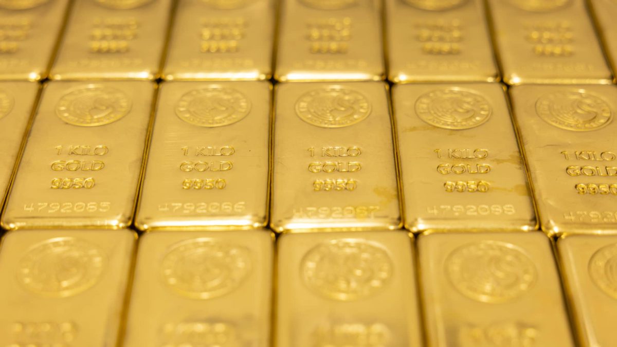 Gold prices drop as the dollar strengthens, leading investors to take profits.