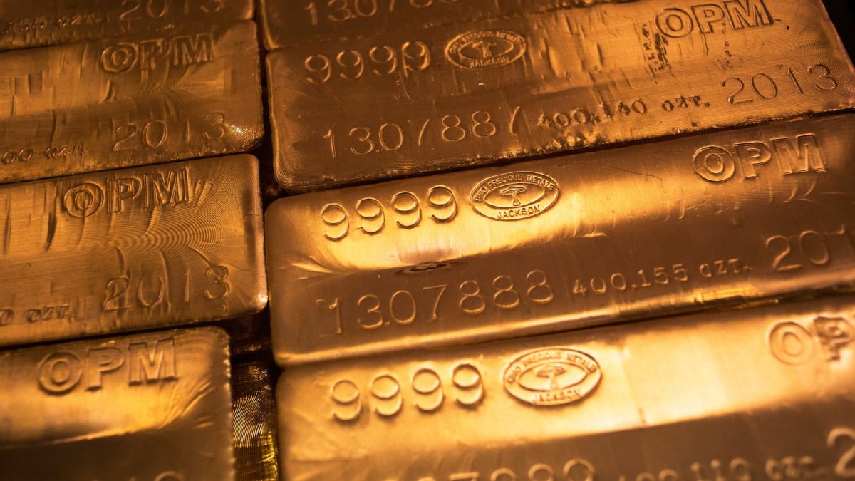 Gold reaches $4,000, yet stocks outperform in the long run, leading advisor states: 'Gold shines, but earnings grow'