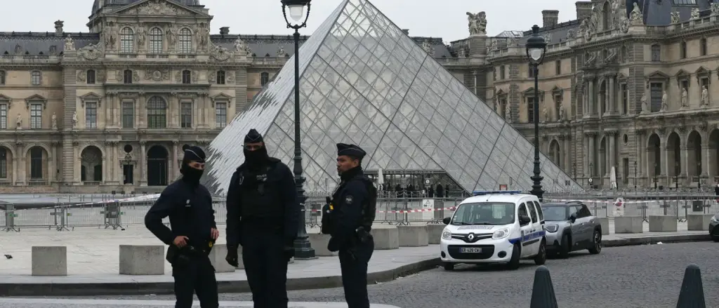 Groundbreaking Female Security Chief Managed Disgraceful Louvre Theft
