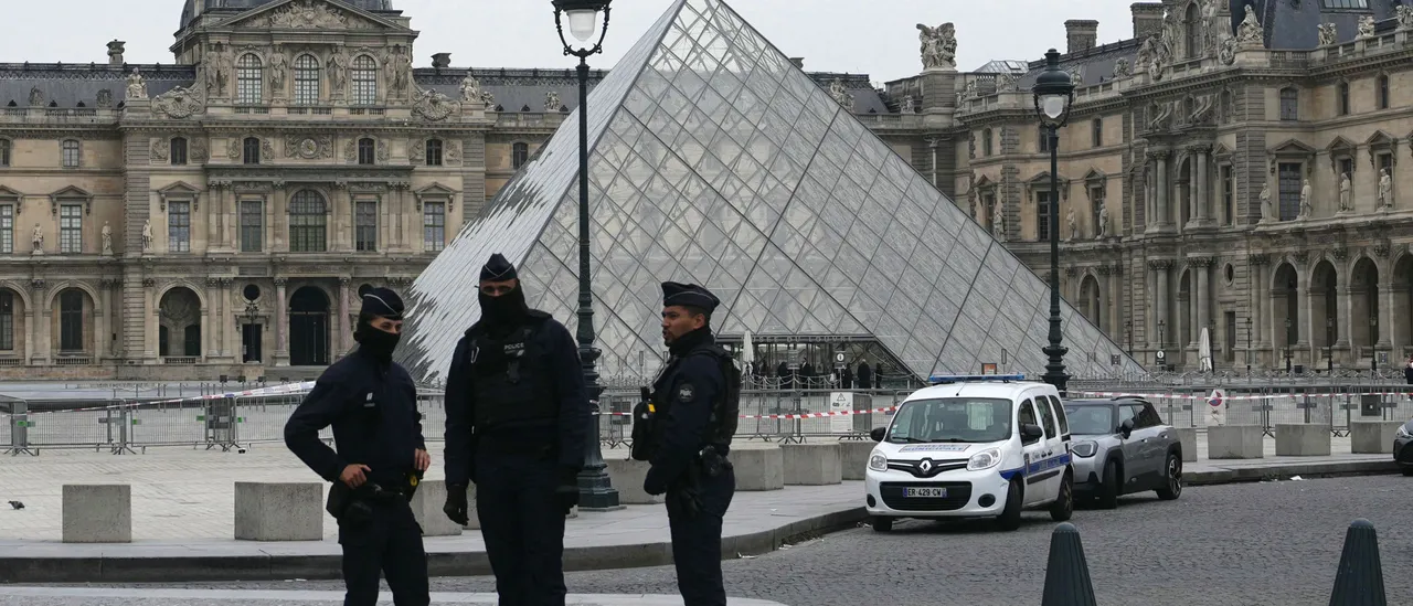 Groundbreaking Female Security Chief Managed Disgraceful Louvre Theft