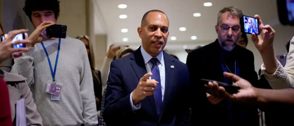 Hakeem Jeffries Stands Firm as Major Airlines and Unions Demand an End to Shutdown Caused by Schumer