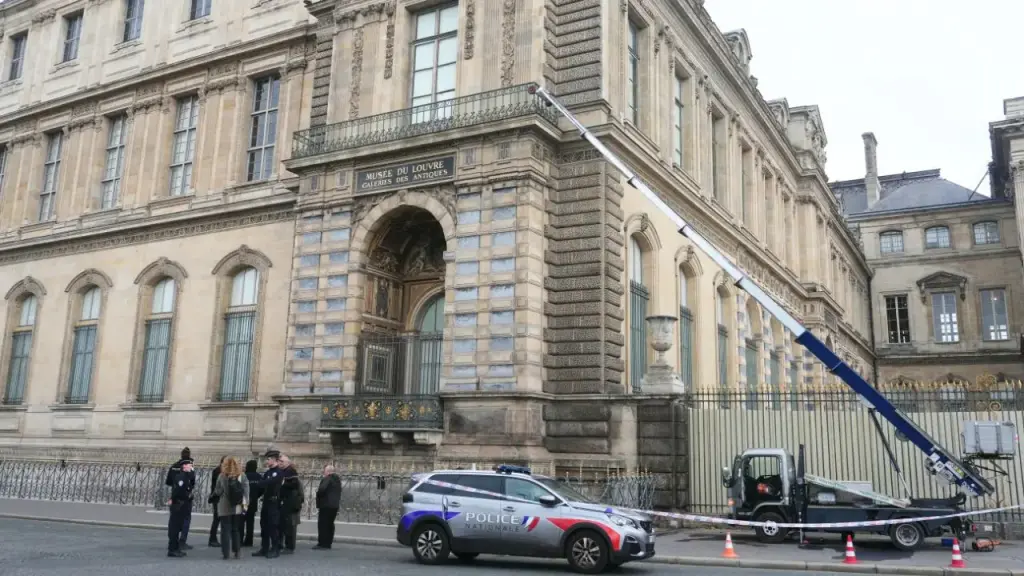 How thieves used a truck lift in the $100 million jewelry robbery at the Louvre