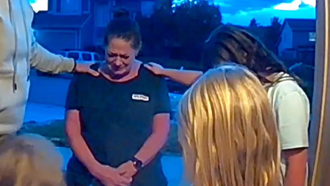 Incorrect pizza order turns into a blessing as pastor's family prays for delivery driver