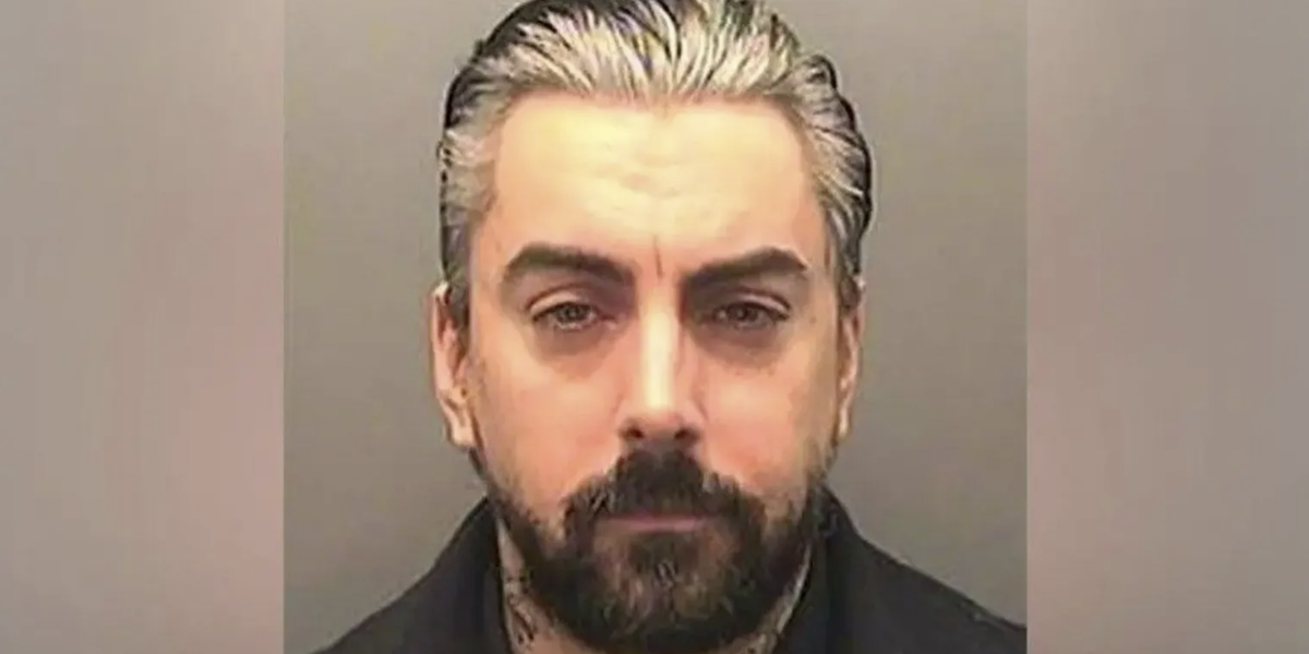 Infamous child abuser Ian Watkins dies in prison; police gather suspects in apparent murder of the fallen Lostprophets vocalist