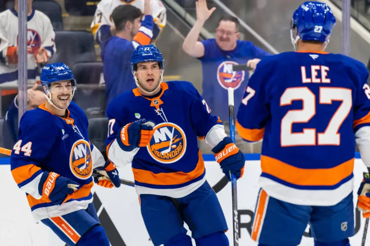 Islanders increase their winning streak to four by overwhelming the Red Wings.