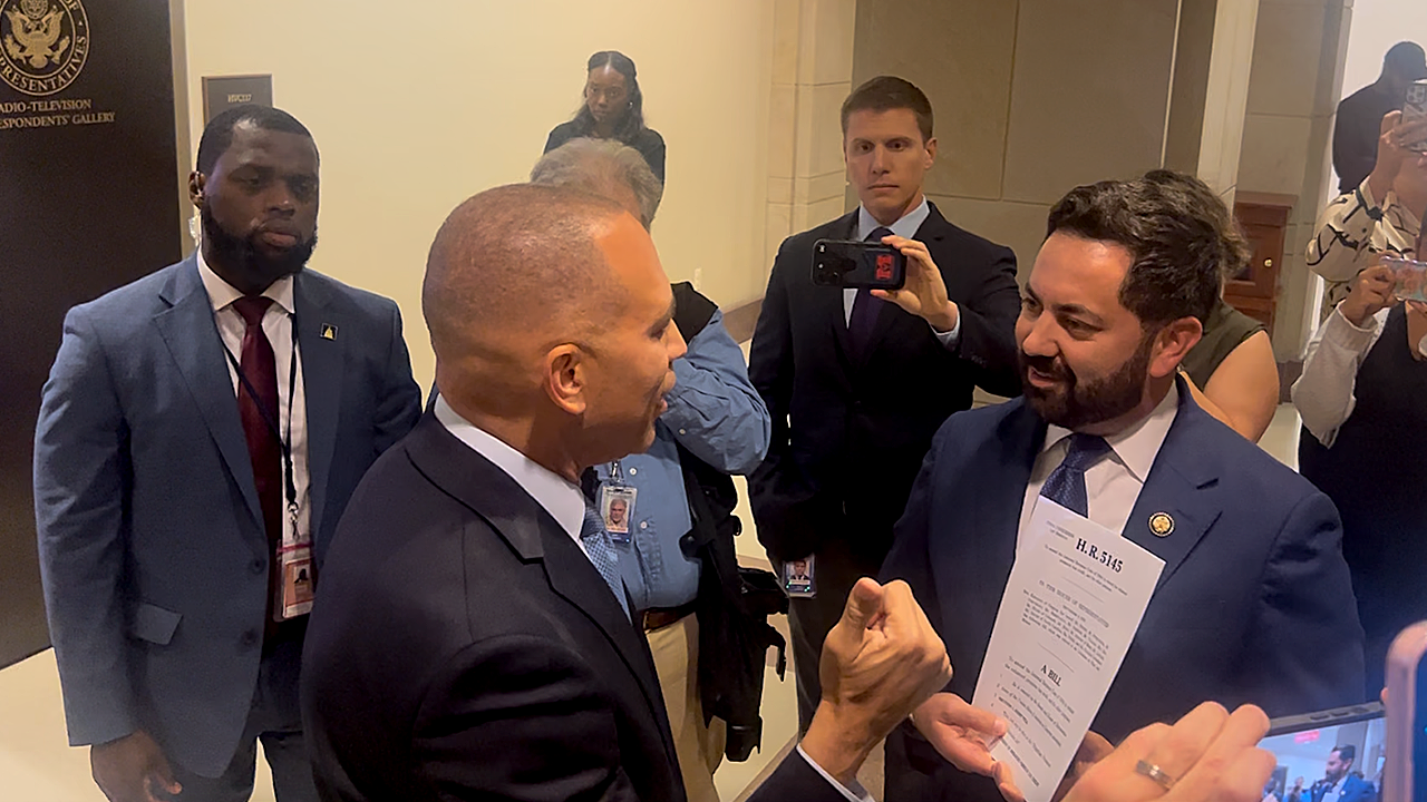 Jeffries and Lawler confront each other as shutdown disagreements intensify in Congress
