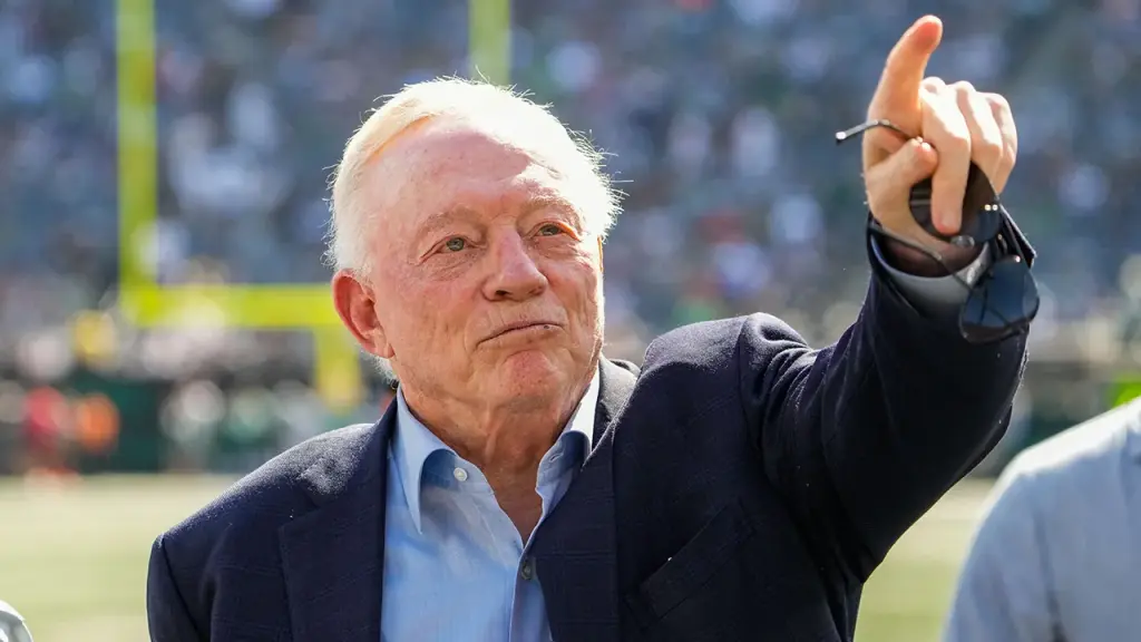 Jerry Jones gestures at Jets fans