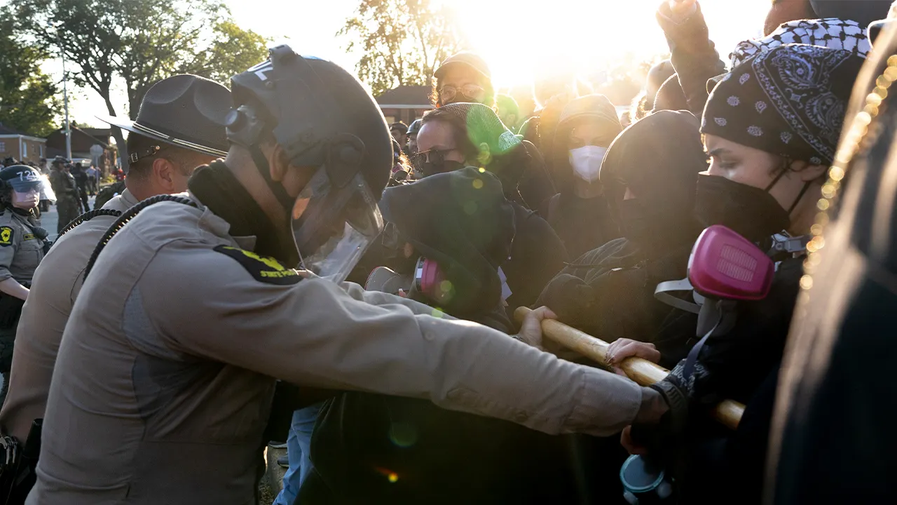 Judge instructs ICE agents to use body cameras during raids in Chicago