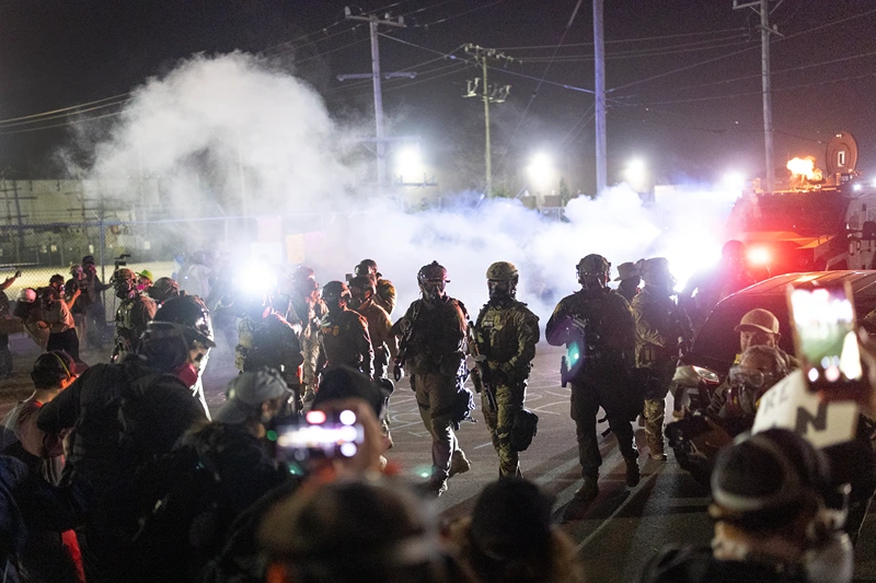 Judge requires ICE agents in Chicago to use body cameras during violent anti-ICE protests