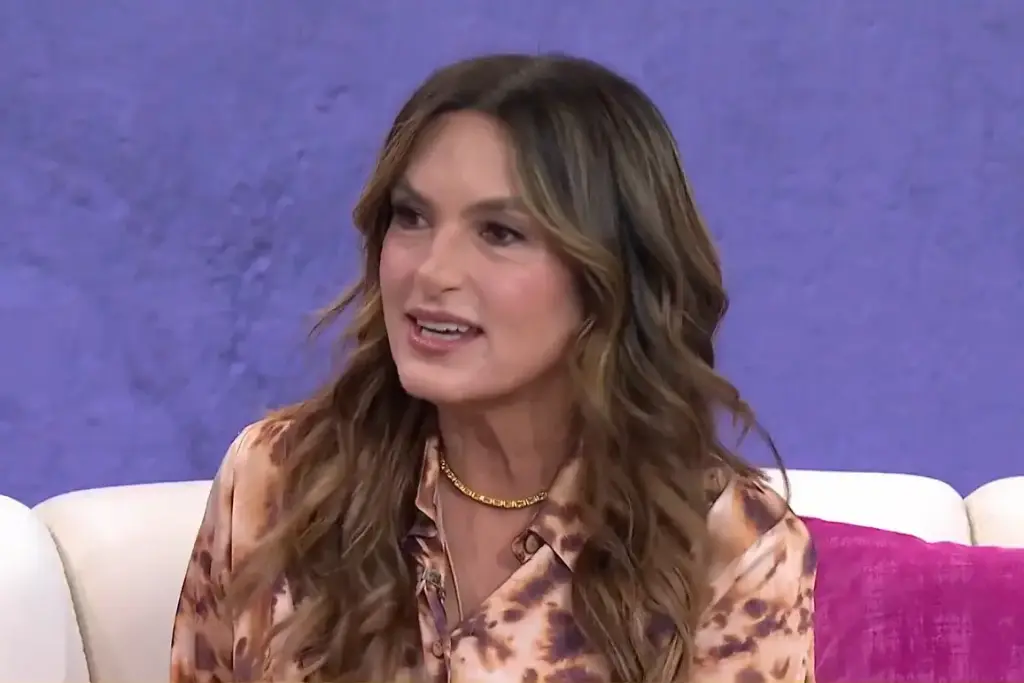 Mariska Hargitay Responds to Chris Meloni’s Unexpected “Love You” Line in ‘Law & Order: SVU’ Premiere
