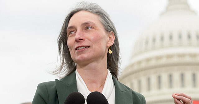 Maxine Dexter Participates in Sing-Along with Seniors in Portland
