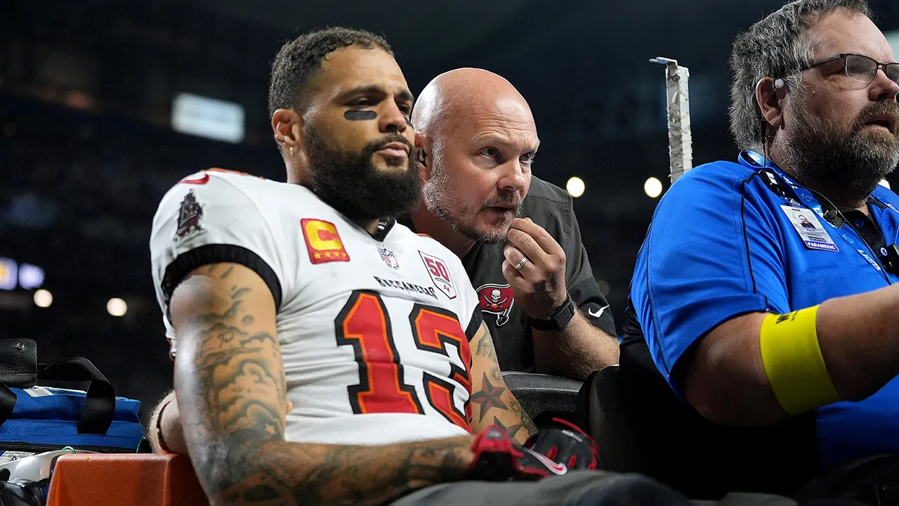 Mike Evans breaks his clavicle during Buccaneers' defeat to the Lions.