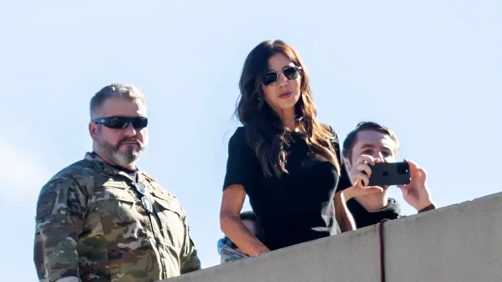 Noem goes to Portland ICE center as Oregon governor withdraws troops