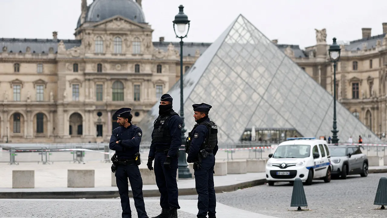 Police in Paris start large search for suspects after $100 million jewelry theft at the Louvre