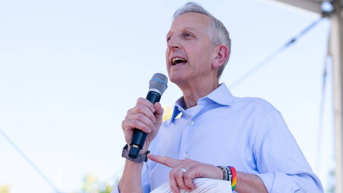 Portland mayor directed the taking down of police tape close to the ICE facility, according to a report.