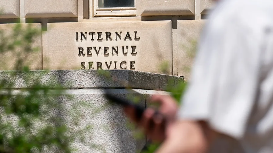New IRS furlough notices include back pay guarantee despite OMB guidance