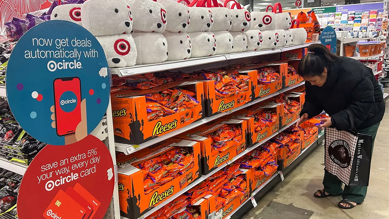 Retailers in the US are reducing prices on Hershey's candy in preparation for Halloween.