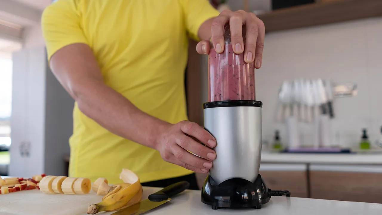 Roommate ignites discussion for violating 'quiet hours' to prepare smoothies in the morning.