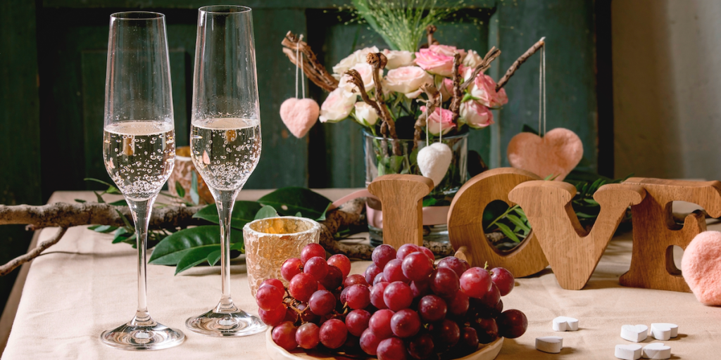 Roses, love, and a scam: Outrageous 'Bonnie and Clyde' allegedly take from Mon Chéri restaurant after provocative escapade