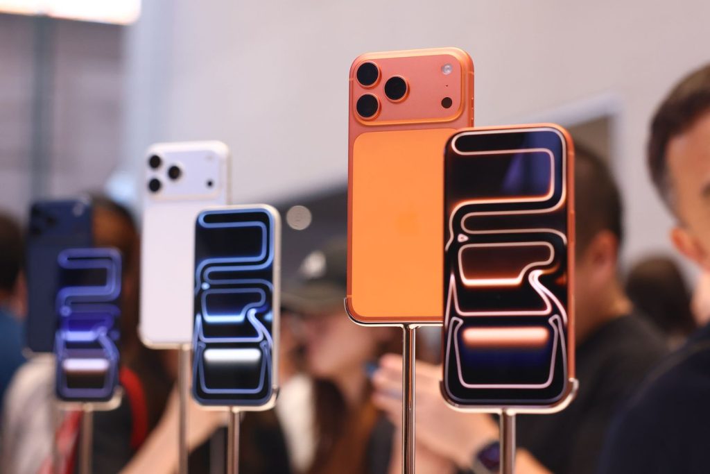 S&P 500 Today's Changes: Apple and Supermicro Rise; Oracle Stock Continues to Decline