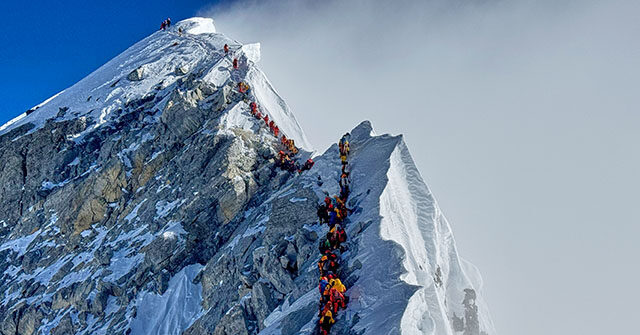 Severe Blizzard Strands Hundreds of Climbers on Mount Everest