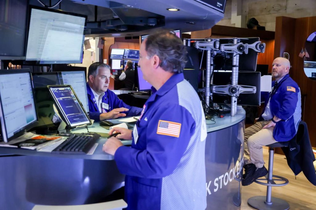 Stock Futures Rise Following Strong Bank Earnings; Gold Reaches New High