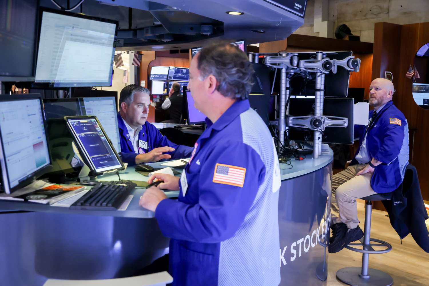 Stock Futures Rise Following Strong Bank Earnings; Gold Reaches New High