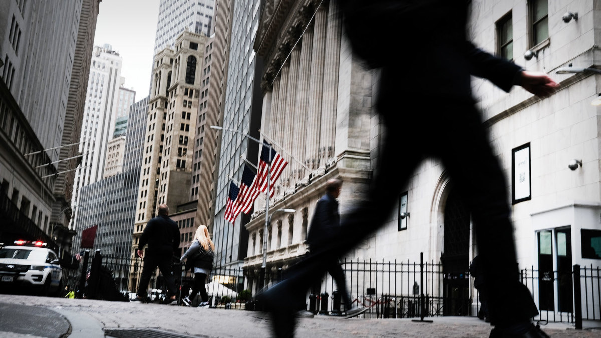 Stock Market Update: Shares Drop, Oil Prices Rise Following New U.S. Sanctions on Russia