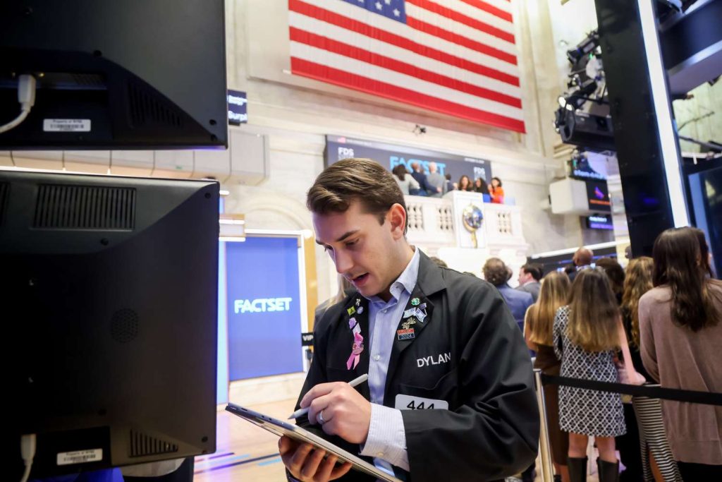 Stocks Climb at Week's Start; Apple Reaches Record High; Gold Bounces Back as US Government Shutdown Enters Day 20