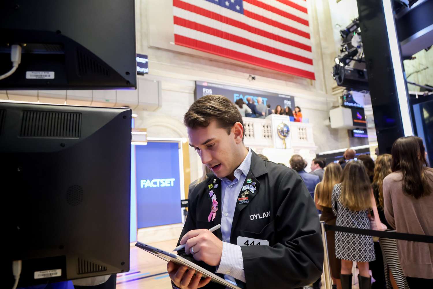 Stocks Climb at Week's Start; Apple Reaches Record High; Gold Bounces Back as US Government Shutdown Enters Day 20