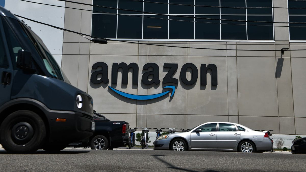 Stocks with the largest changes after trading hours: Apple, Amazon, Coinbase, Netflix, and others.