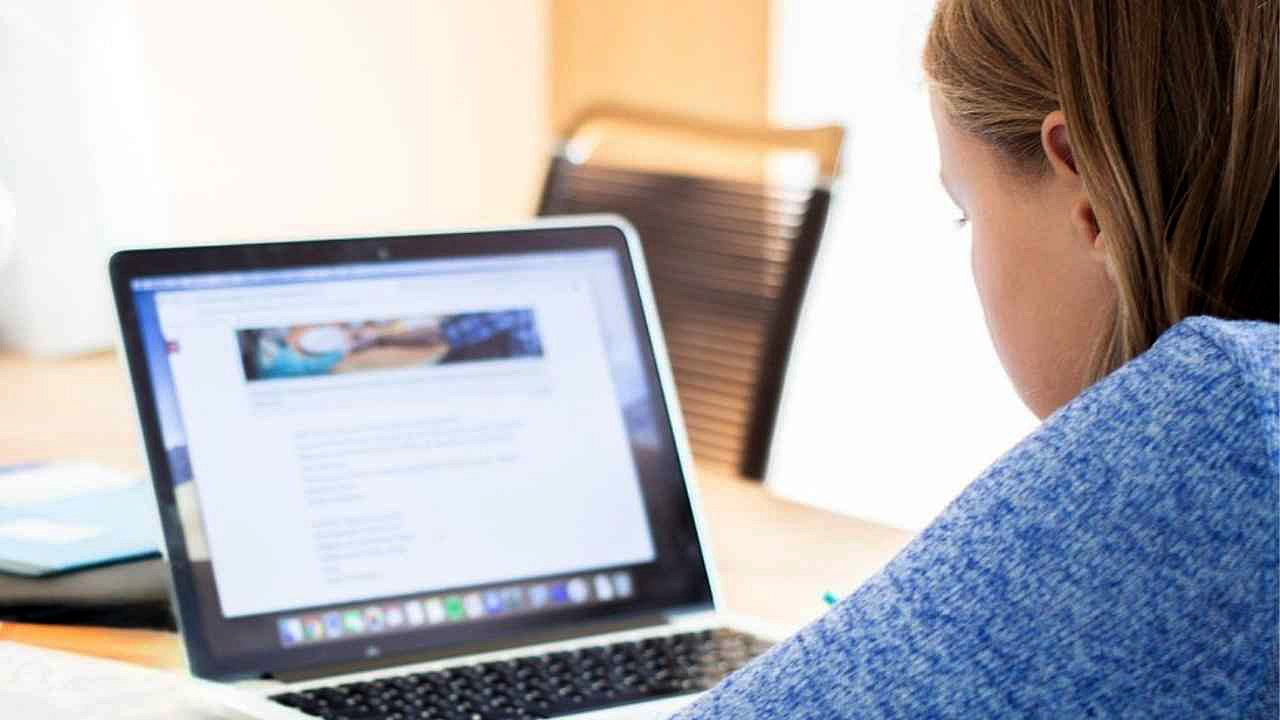 Students transform Google Docs into chat spaces due to strict school phone restrictions