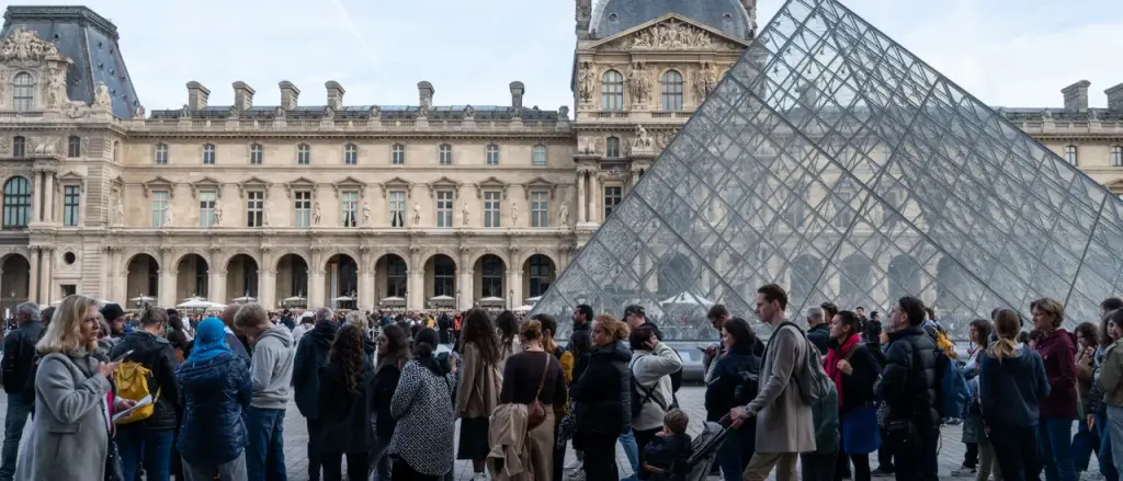 Suspects in Louvre Theft Arrested, One Detained While Trying to Board Flight Abroad