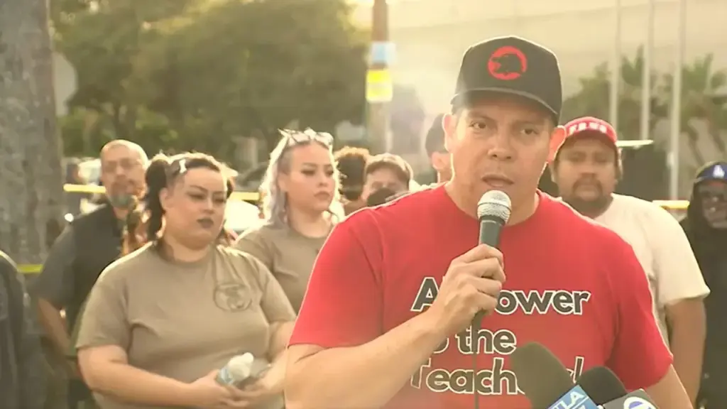 Teacher proposes armed opposition to ICE agents following shooting incident