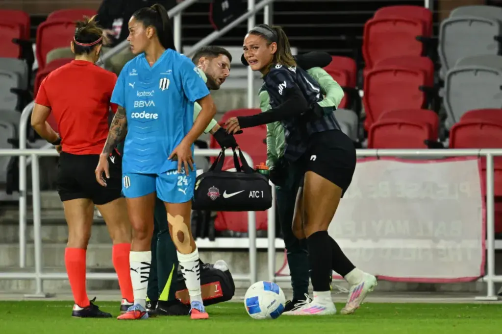 Trinity Rodman leaves game on crutches shortly after being called up to the USWNT.