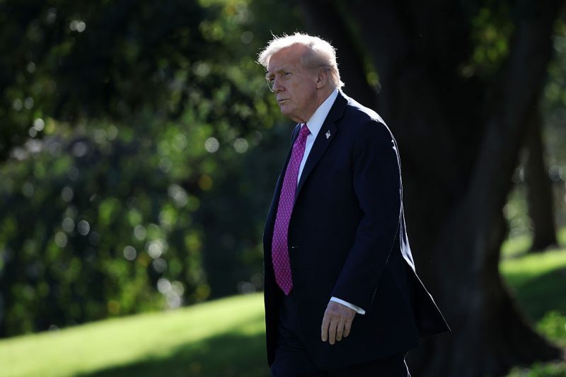 Trump重新提交150亿美元针对纽约时报的诽谤诉讼,此前法官驳回了“不当”的首次申请。
