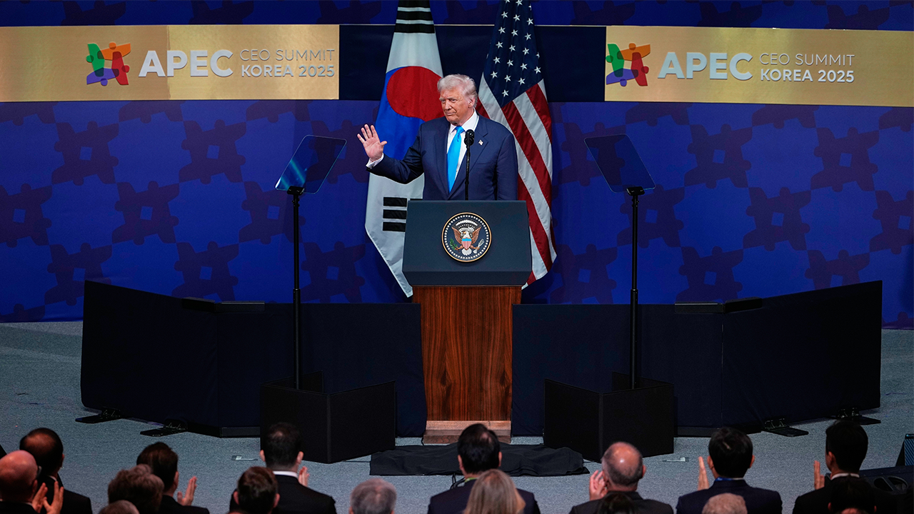 Trump meets South Korean leader in Gyeongju to pursue investments
