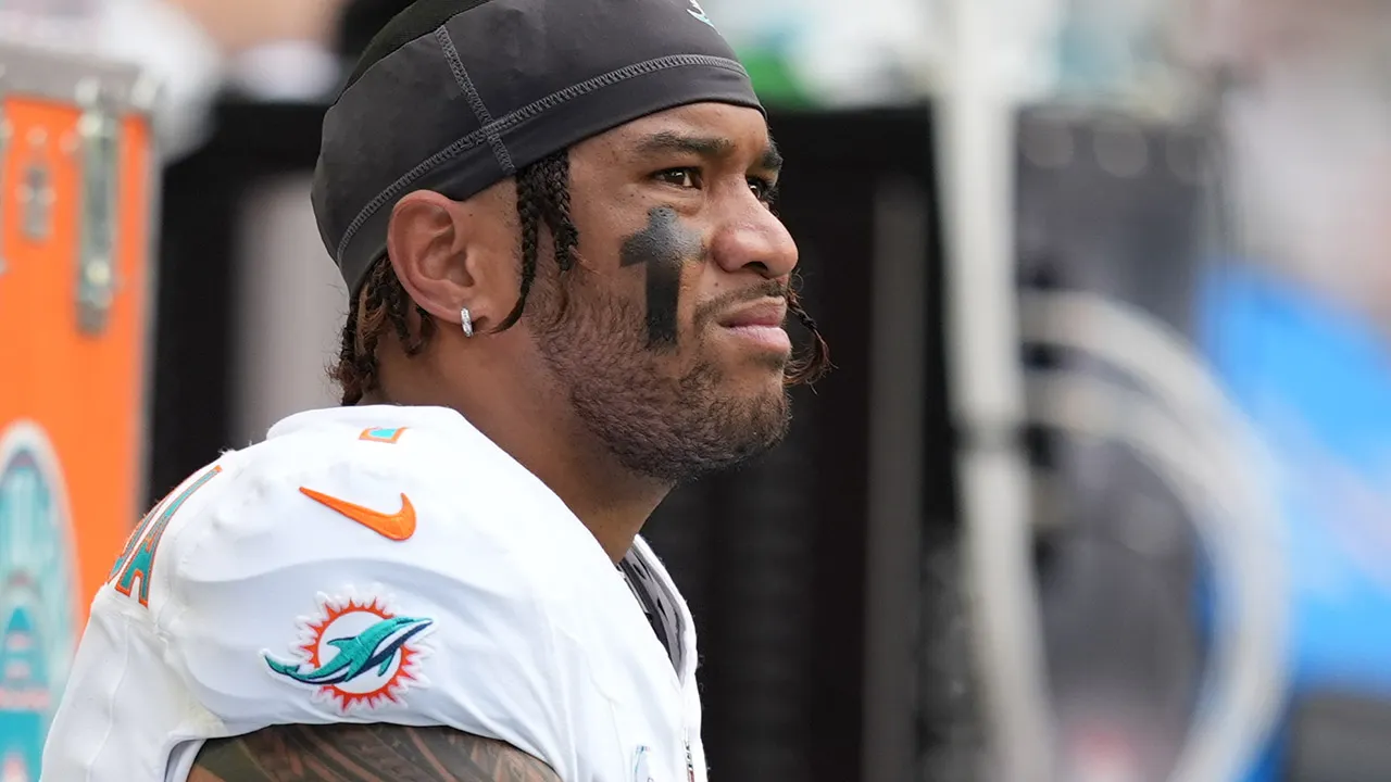 Tua Tagovailoa alerts his teammates