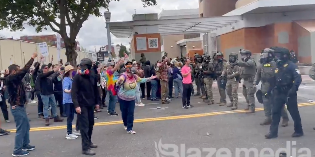 Video: Federal agents confront a group of protesters against ICE in Portland, linked to Antifa