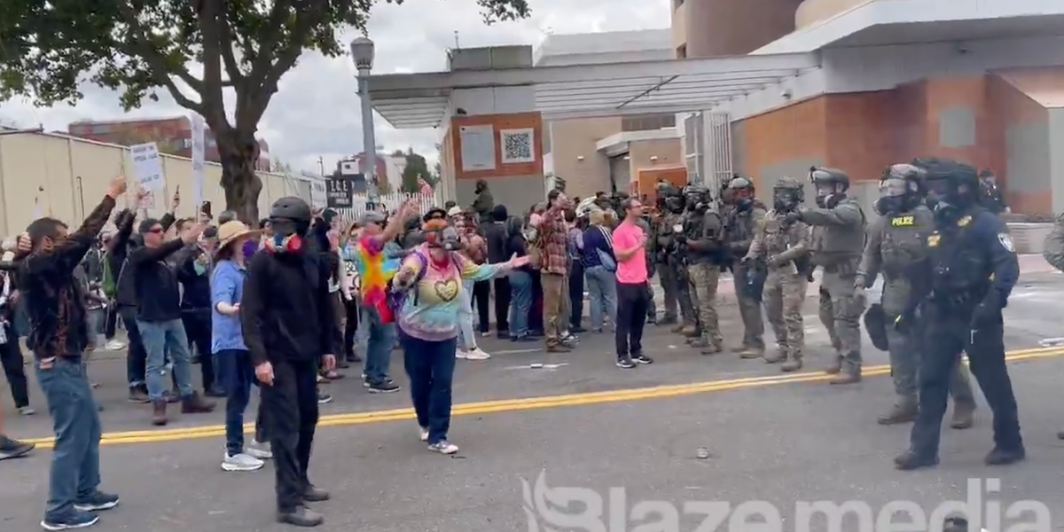Video: Federal agents confront a group of protesters against ICE in Portland, linked to Antifa