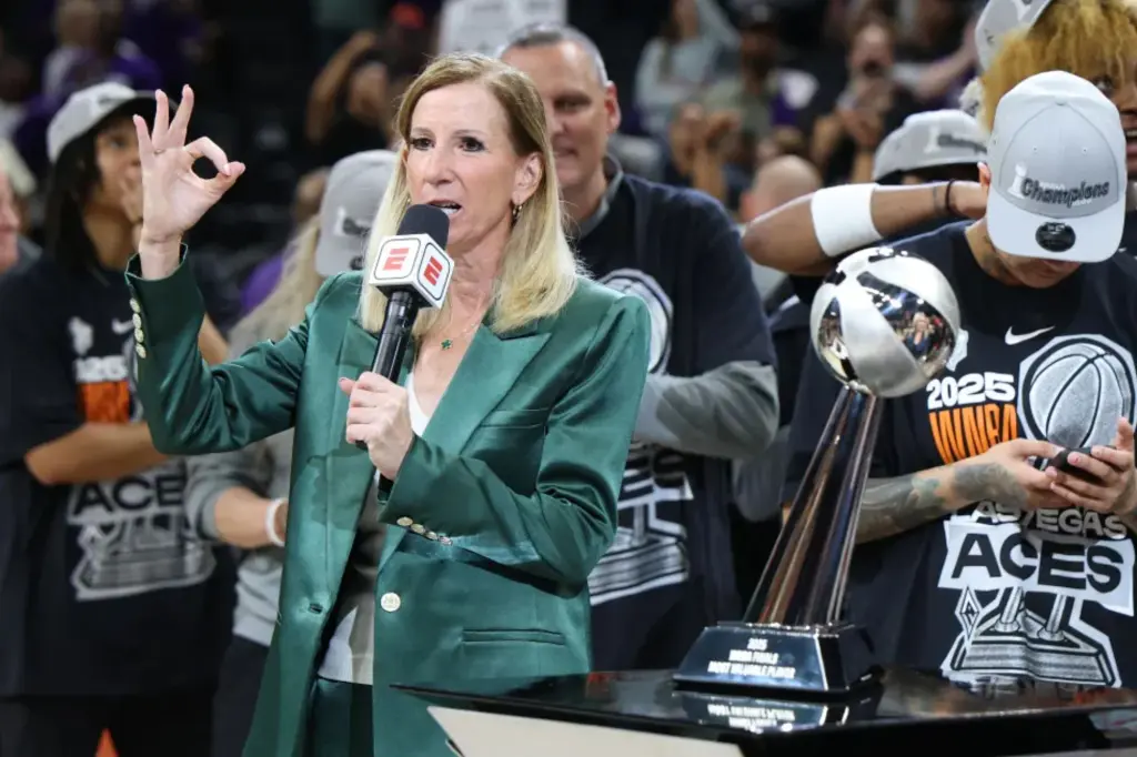 WNBA commissioner met with loud boos at Aces championship trophy presentation