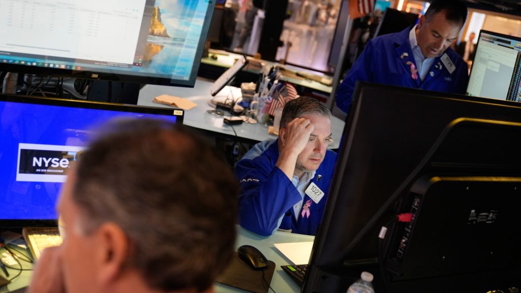 Wall Street returns to growth while gold continues to break records