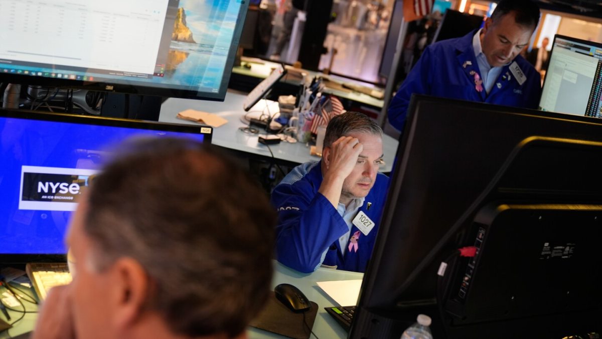 Wall Street returns to growth while gold continues to break records