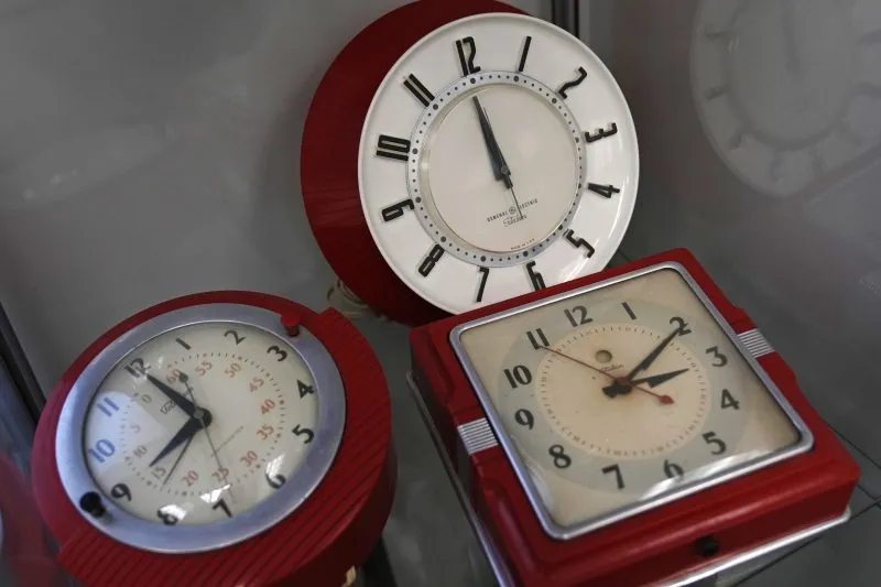 When does daylight saving time finish, and what changes occur?