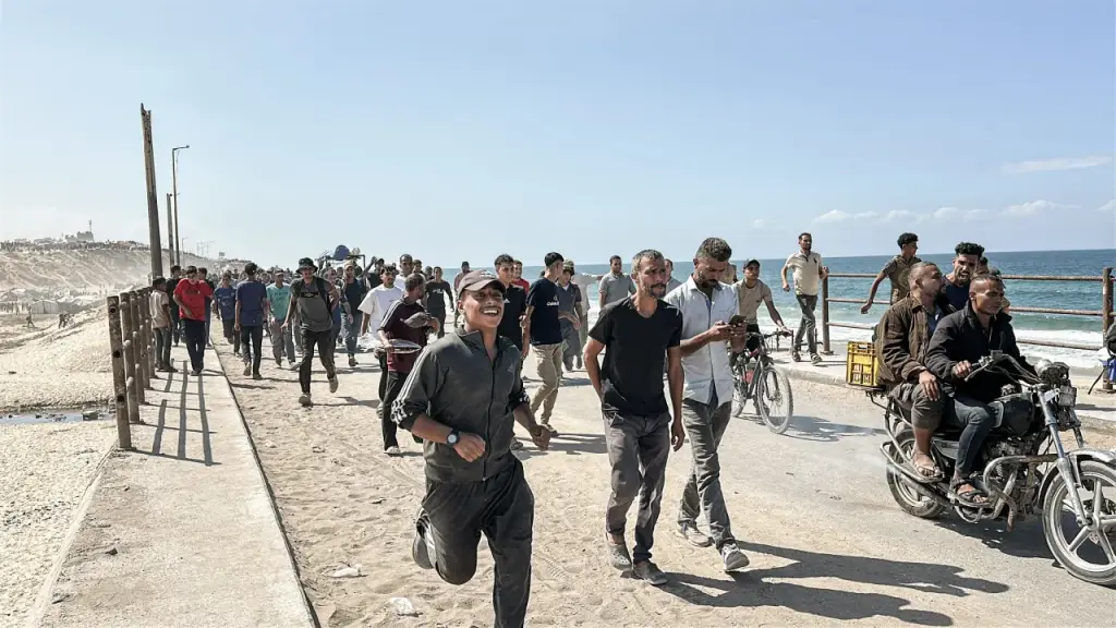 With ceasefire in effect, thousands trek to northern Gaza