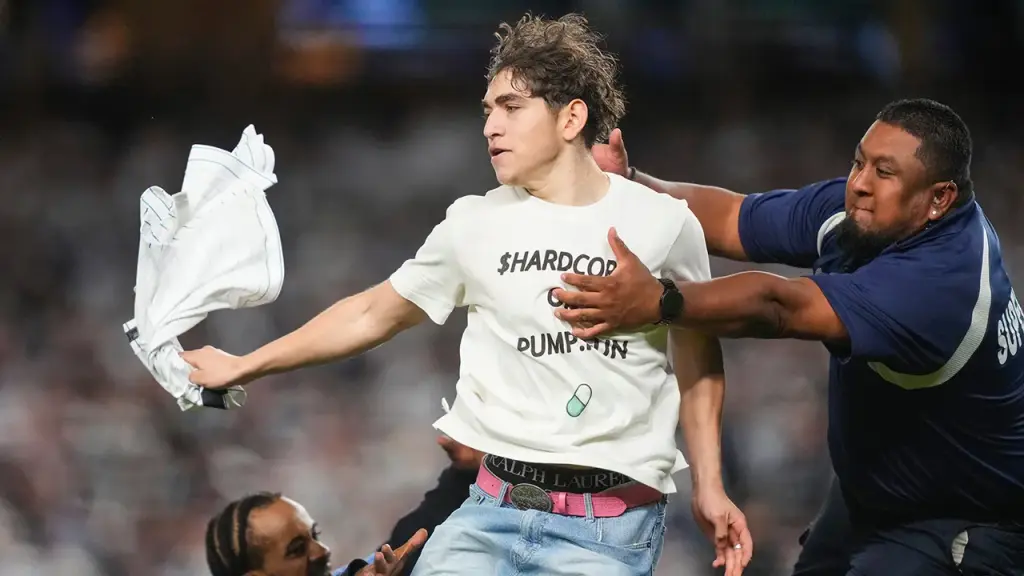 Yankees security apprehends two individuals who ran onto the field during ALDS Game 3