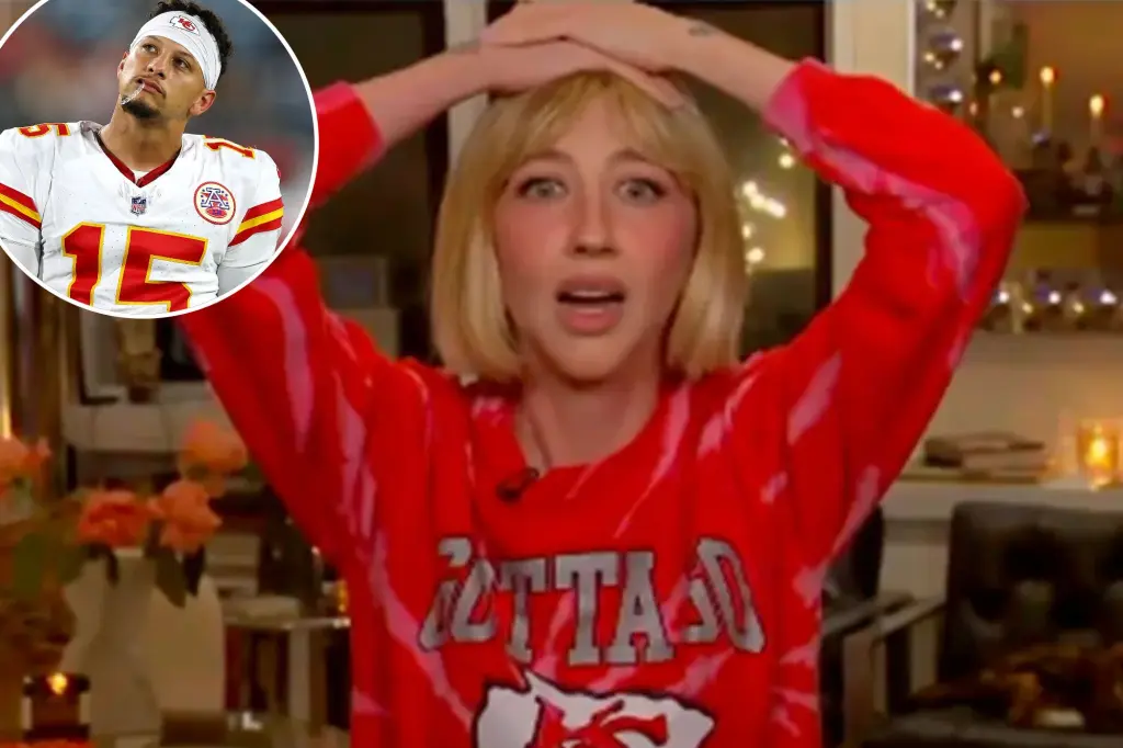 ‘ManningCast’ enjoys Heidi Gardner's disappointment during Patrick Mahomes' interception返
