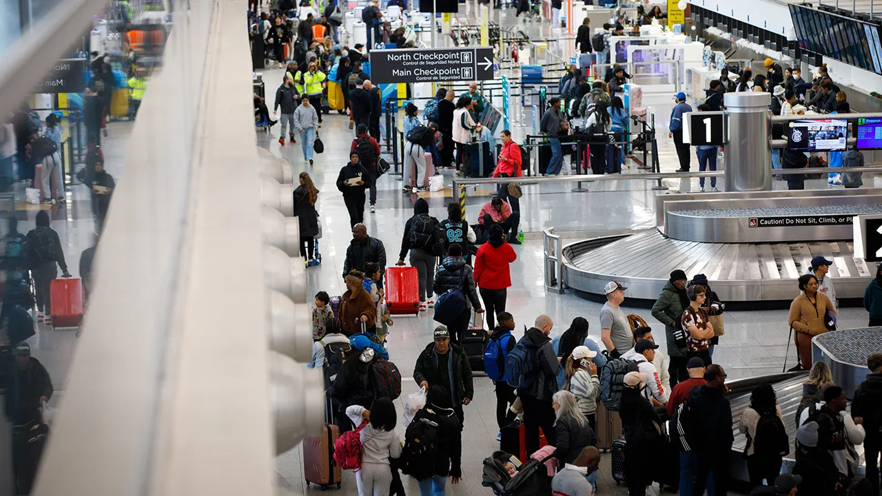10% flight reductions at 40 major US airports because of government shutdown