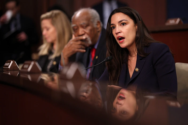 AOC: Schumer and Senate Democrats did not succeed in handling the shutdown situation.